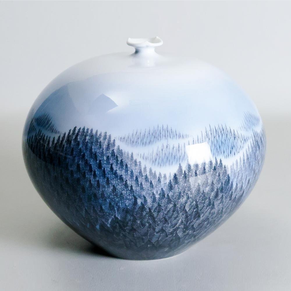 ‘Asahi’（日出）瓷瓶，带有森林景观——藤井朱明，有田烧 - 陶瓷 - Shumei Fujii / 藤井朱明 (1936 — 2017) - 日本 - 昭和年代(1926-1989) #1.0