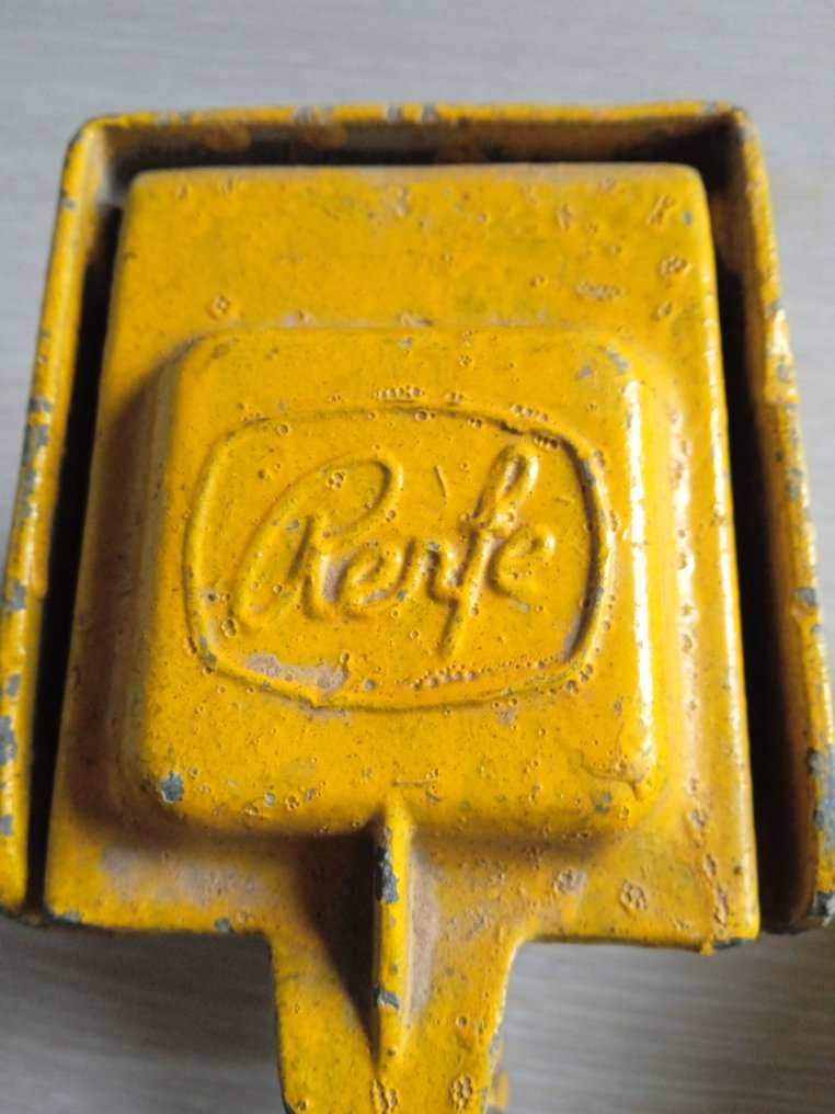 Hornby 0 - Model train attachment (2) - RENFE #4.3