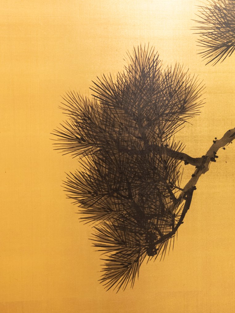 Byōbu屏風 - 一幅丝绸六屏风，描绘一棵松树和升起的太阳。, 絲 - 日本 #1.0