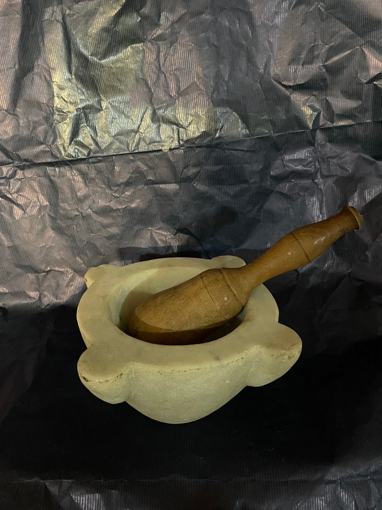 Mortel (2) - marmor, trä - Marmorkista med pest. #2.1