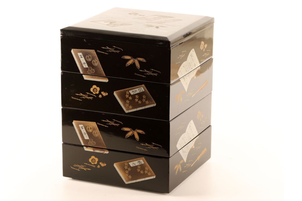 High quality Four-tired wooden Jubako 重箱 - Κουτί - Εκλεπτυσμένο τεσσάρι ξύλινο Jubako με όμορφο σχέδιο maki-e από πεύκο/δέντρο δαμάσκου/γερανό/μπάμπου. - Ξύλο - πεύκο | μπαμπού | γερακίνα | λουλούδι #1.0