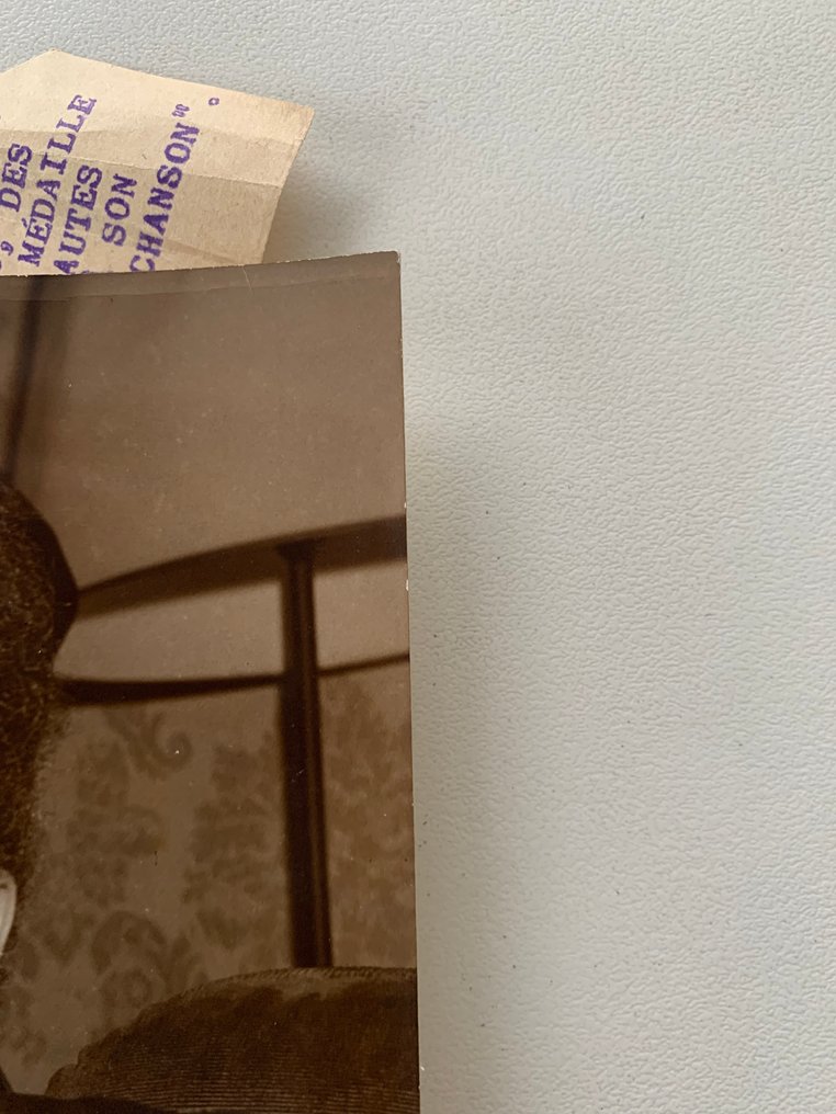 Photographie de Keystone - Édith Piaf avec médaille #4.3