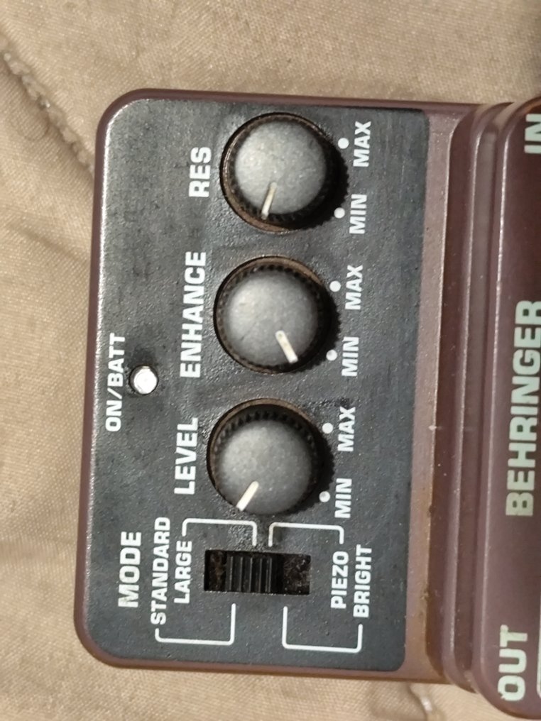 Behringer, AM-100 Acoustic Simulation - Effect pedal  (No reserve price) #1.0