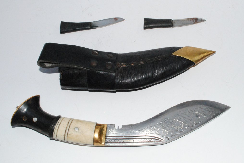 优雅的 Kukri 刀具，32 厘米，浮雕手柄，角和骨头材质，两把备用刀 - 尼泊爾  (沒有保留價) #4.3