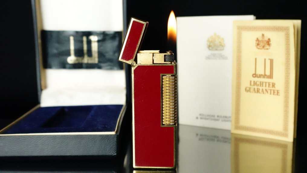 Dunhill - Lacquer Pattern Rollagas Lighter - Ingen mindstepris - Lighter - Forgyldt, Lacquer Red #1.0