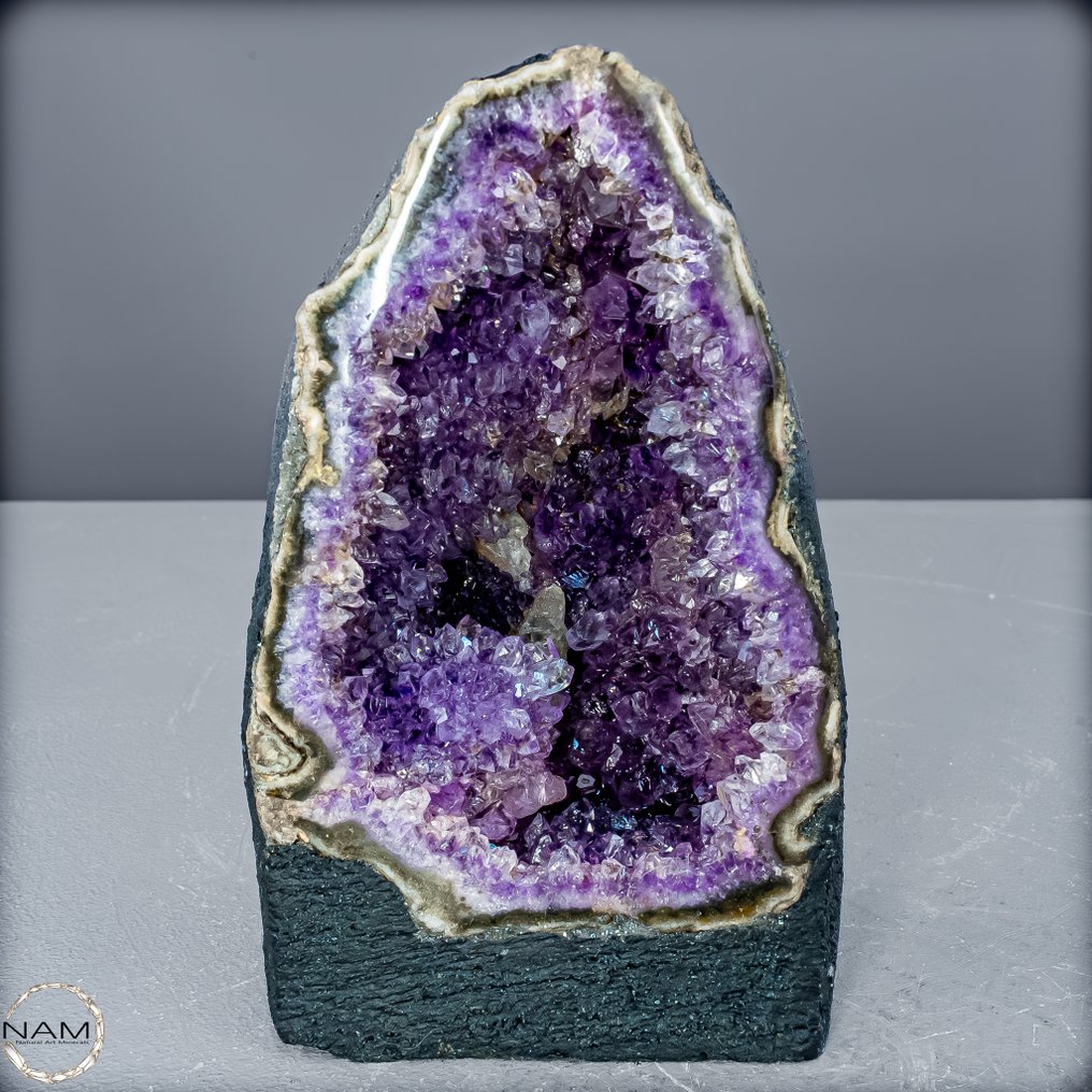 紫水晶簇配以罕见的方解石晶体——令人印象深刻的自然艺术品，充满深度、光泽和魅力。 紫色水晶华彩- 1768.69 g #3.2