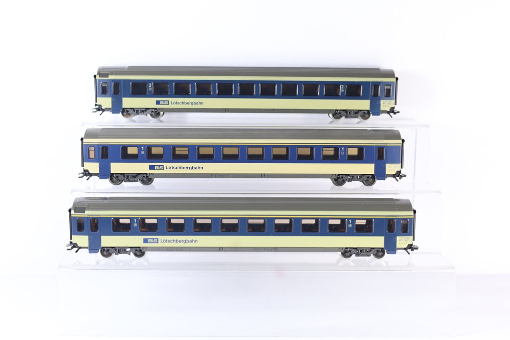 Märklin H0 - 4218/4219 - Επιβατικό τρένο μοντελισμού (2) - 3 βαγόνια ταχείας αμαξοστοιχίας 1ης και 2ης τάξης - BLS #1.0