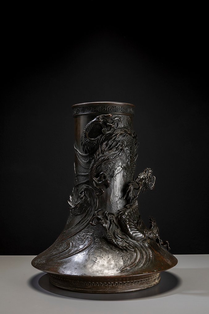 Βάζο - Μπρούντζος, Ένα μεγάλο ιαπωνικό μπρούντζινο βάζο με σκούρα πατίνα και δράκο Ryu σε ανάγλυφο. - Ιαπωνία - περίοδος Edo (19ος αιώνας) #4.3