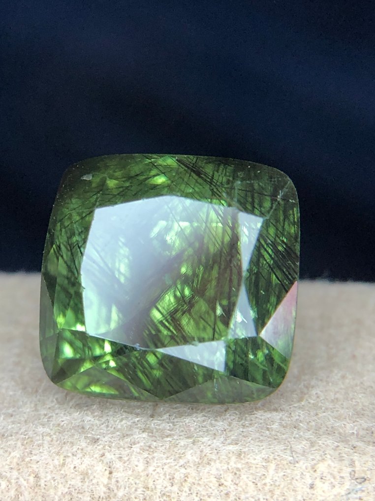 沒有保留價 - 1 pcs  綠色 貴橄欖石  - 7.41 ct - 國際有色寶石協會 (ICA GemLab) - 蜘蛛网橄榄石 #81 #3.2