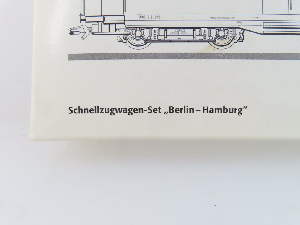 Märklin H0 - 43258 - Σετ επιβατικού τρένου μοντελισμού (1) - Σετ τριών αμαξωμάτων επιβατών, με επιταχυνόμενα τρένα τετραξονικά βαγόνια τρίτης τάξης, αποσκευών - DR (DRB) #4.3