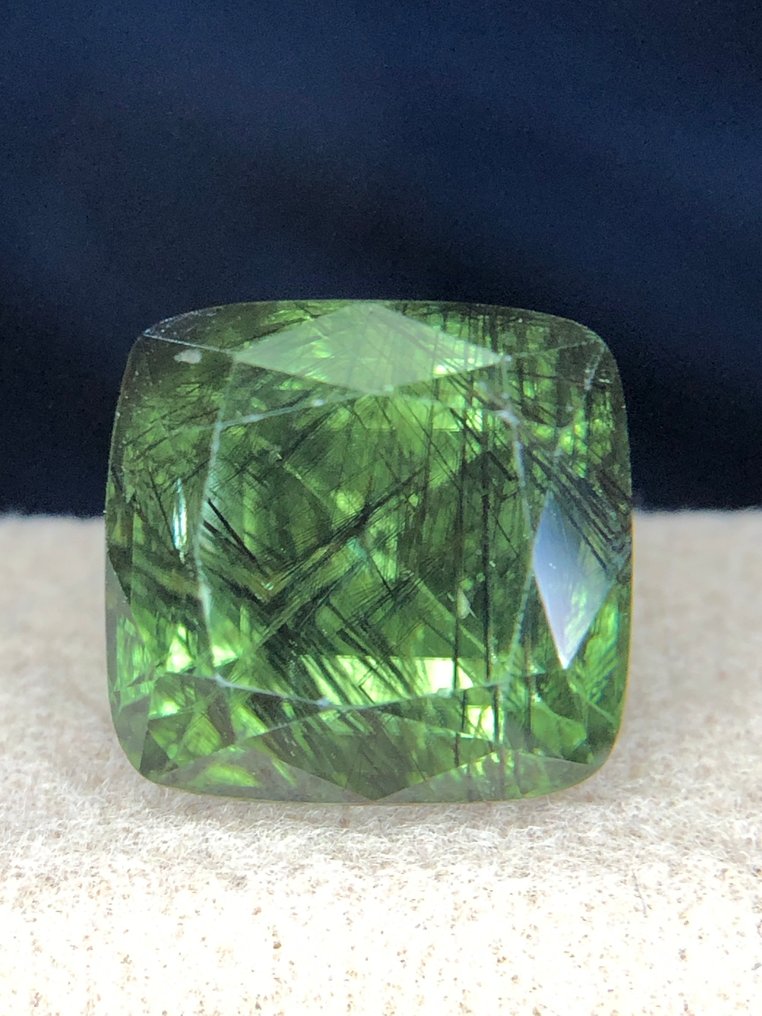 沒有保留價 - 1 pcs  綠色 貴橄欖石  - 7.41 ct - 國際有色寶石協會 (ICA GemLab) - 蜘蛛网橄榄石 #81 #1.0