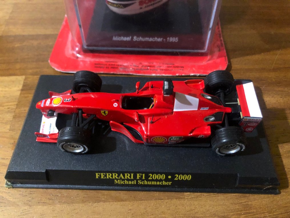 Emblem - Ferrari - Casco scala 1:5 Championship Michael Schumacher F1 + Modellino Michael Schumacher - 2000 #2.1