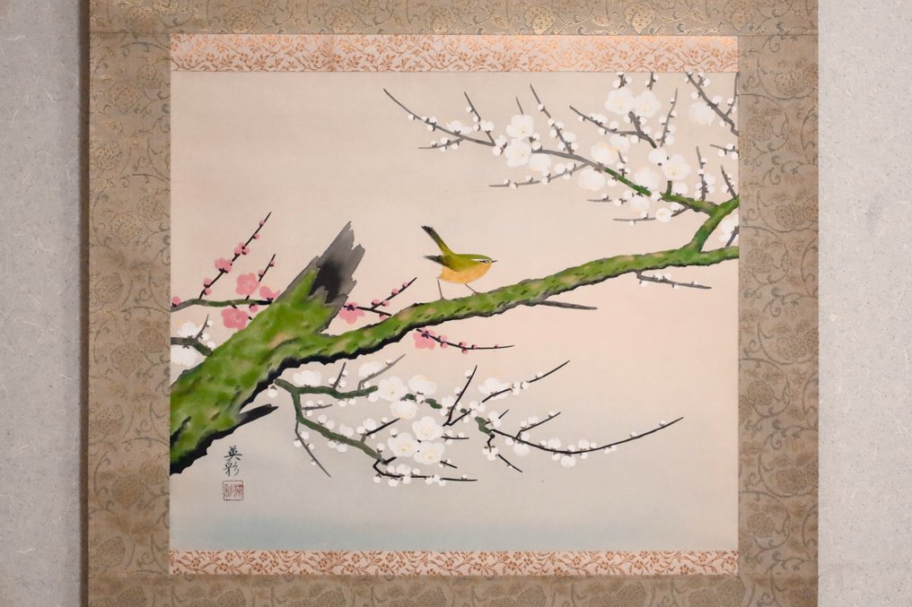 Άνοιξη λουλούδι και μικρό πουλί - Κόκκινα και λευκά άνθη δαμασκηνιάς και ένας ιαπωνικός θάμνος - - Χειροποίητα ζωγραφισμένο με το χέρι σε μετάξι. - “Takamatsu Eisai 高松英彩(1920-)” - Ιαπωνία - Shōwa period (1926-1989) #2.1