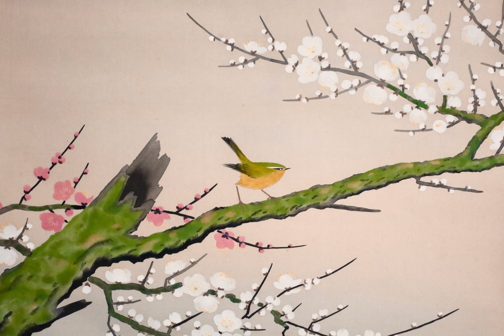 Άνοιξη λουλούδι και μικρό πουλί - Κόκκινα και λευκά άνθη δαμασκηνιάς και ένας ιαπωνικός θάμνος - - Χειροποίητα ζωγραφισμένο με το χέρι σε μετάξι. - “Takamatsu Eisai 高松英彩(1920-)” - Ιαπωνία - Shōwa period (1926-1989) #4.3