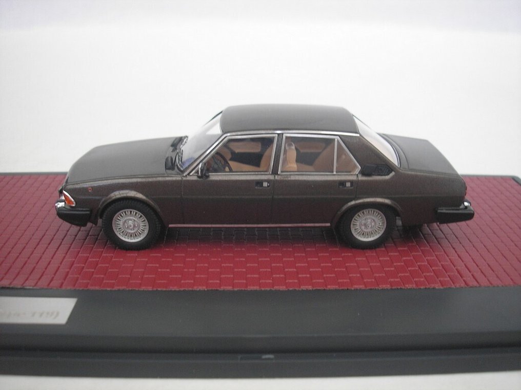 Matrix 1:43 - Modelbil - Alfa Romeo Alfa 6 2.5 (Type 119) 1979 - 1983 - Brun metallic - 100 stk #2.1