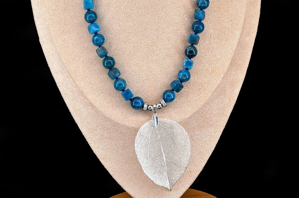 精彩的手工深蓝色磷灰石项链 带有自然银镀林登叶 - 高度: 45 cm - 宽度: 45 cm- 65 g #4.3