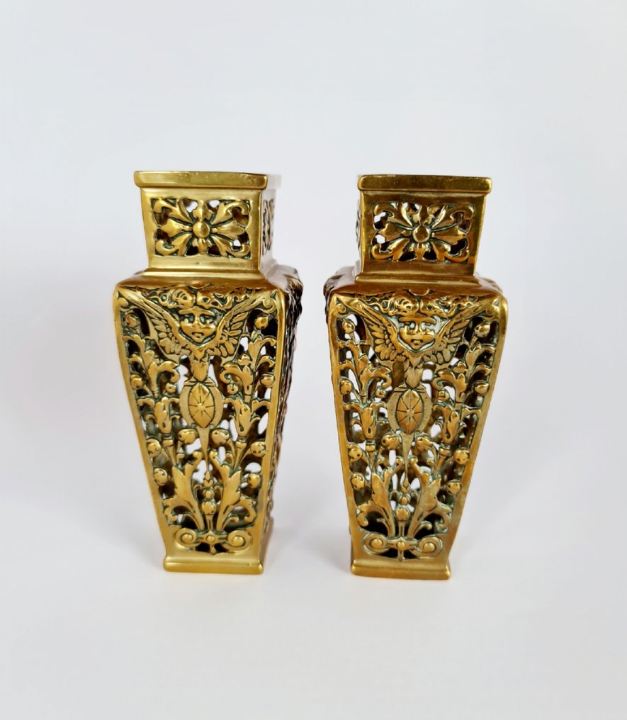 Vaas -  Paar Franse Louis XVI-stijl sierlijke ormolu vazen  - Messing #1.0