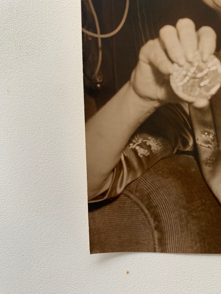 Photographie de Keystone - Édith Piaf avec médaille #3.2