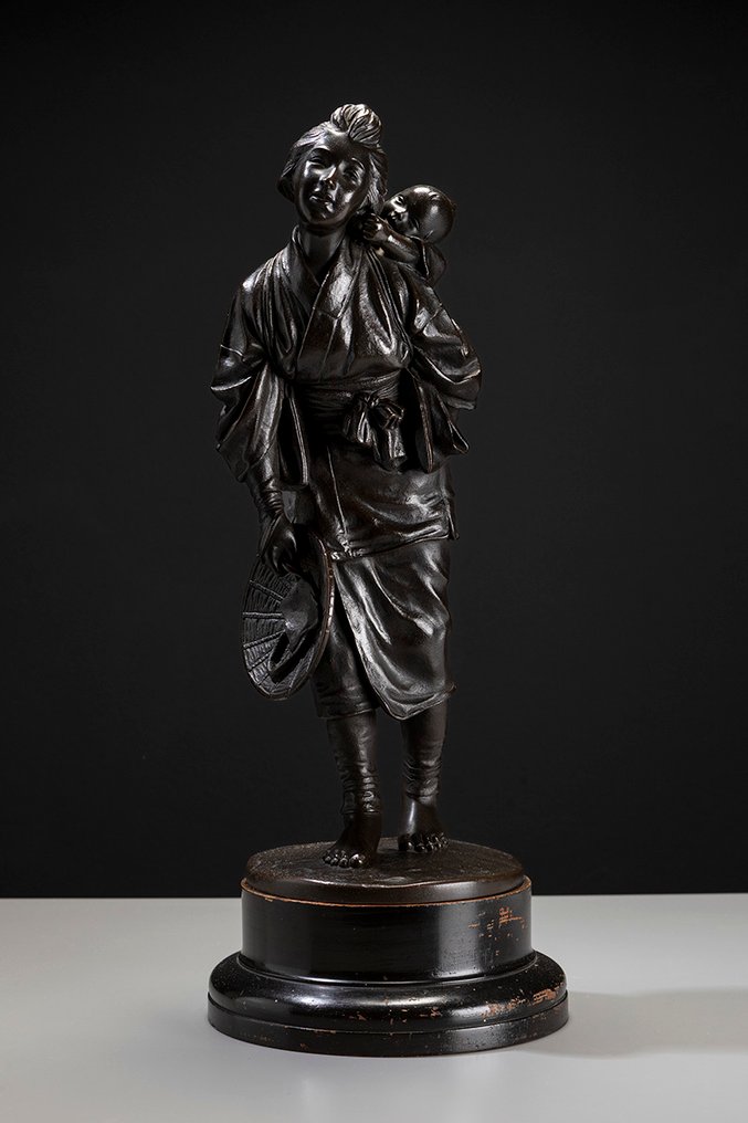 青銅色, 东京学校的铜雕，描绘一位带着孩子的年轻母亲。 - 明治时期（19世纪后期） #2.1