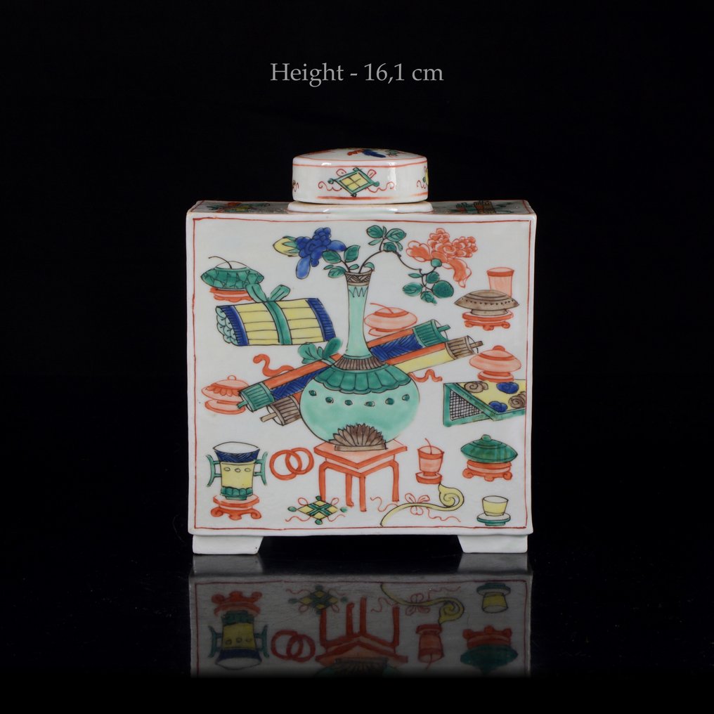 Eine große (H16,1 cm) chinesische famille verte 'Hundert Antiques'-Teekanne. - Porzellan - China - Qing-Dynastie (大清), Kangxi-Zeit (1662–1722, 康熙), 17./18. Jahrhundert. #1.0