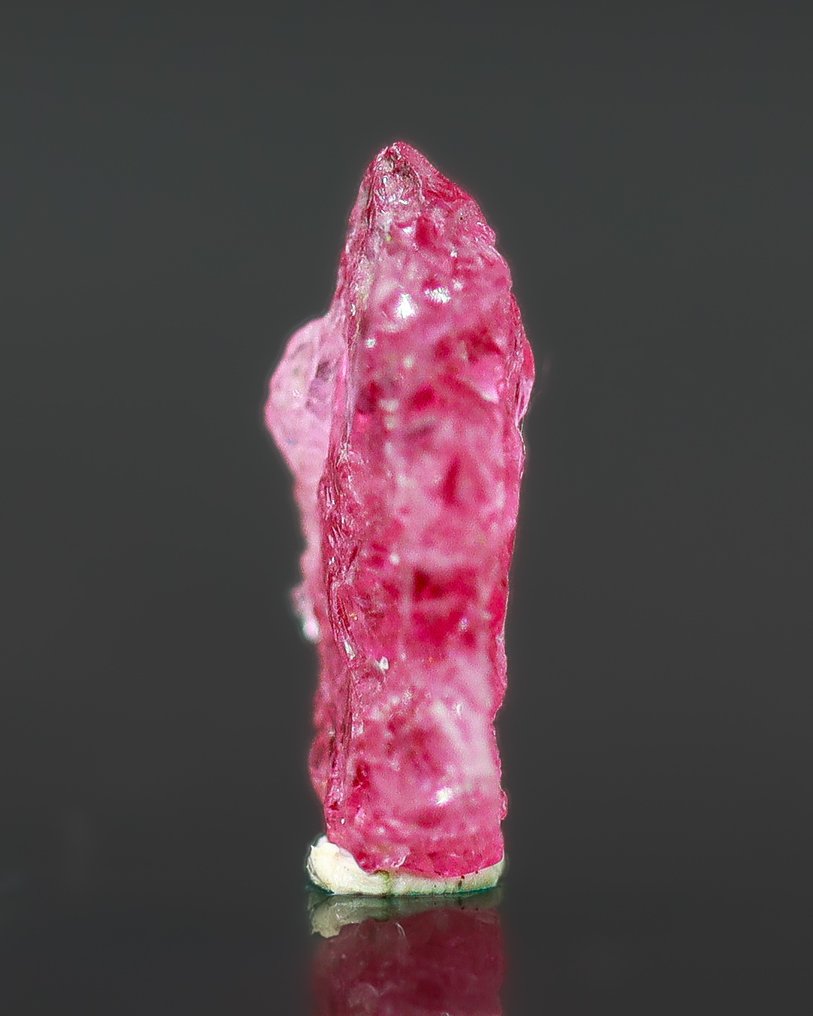 炽热的红柱石电气石 • VIVID 亮粉色 Spearhead • 无底价 - 高度: 11 mm - 闊度: 6 mm- 0.25 g - (1) #4.3