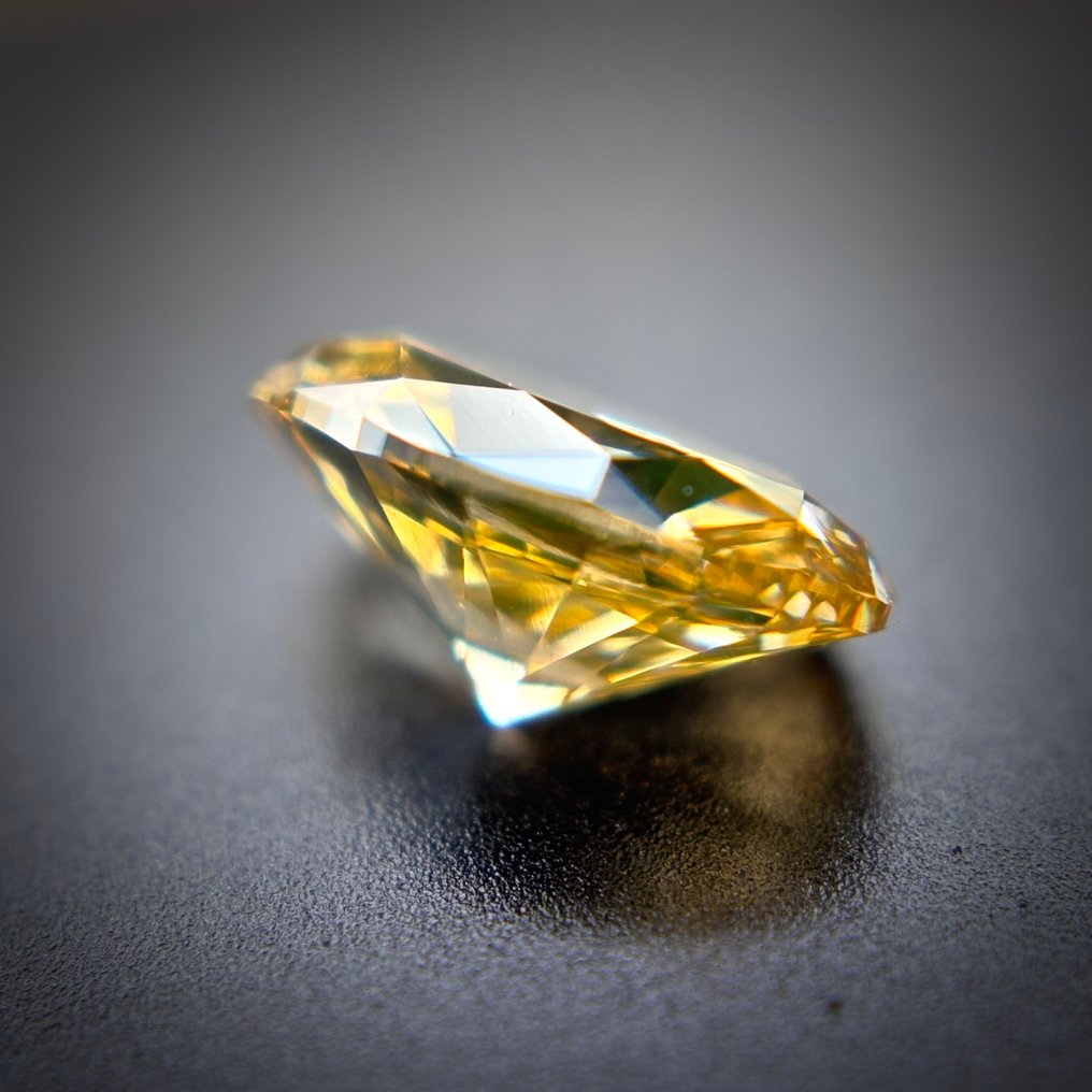 1 pcs 钻石  (天然色彩的)  - 0.53 ct - 椭圆形 - Fancy intense 稍帶棕色的, 稍帶綠色的 黄色 - VVS1 极轻微内含一级 - 安特卫普宝石检测实验室（ALGT） #3.2