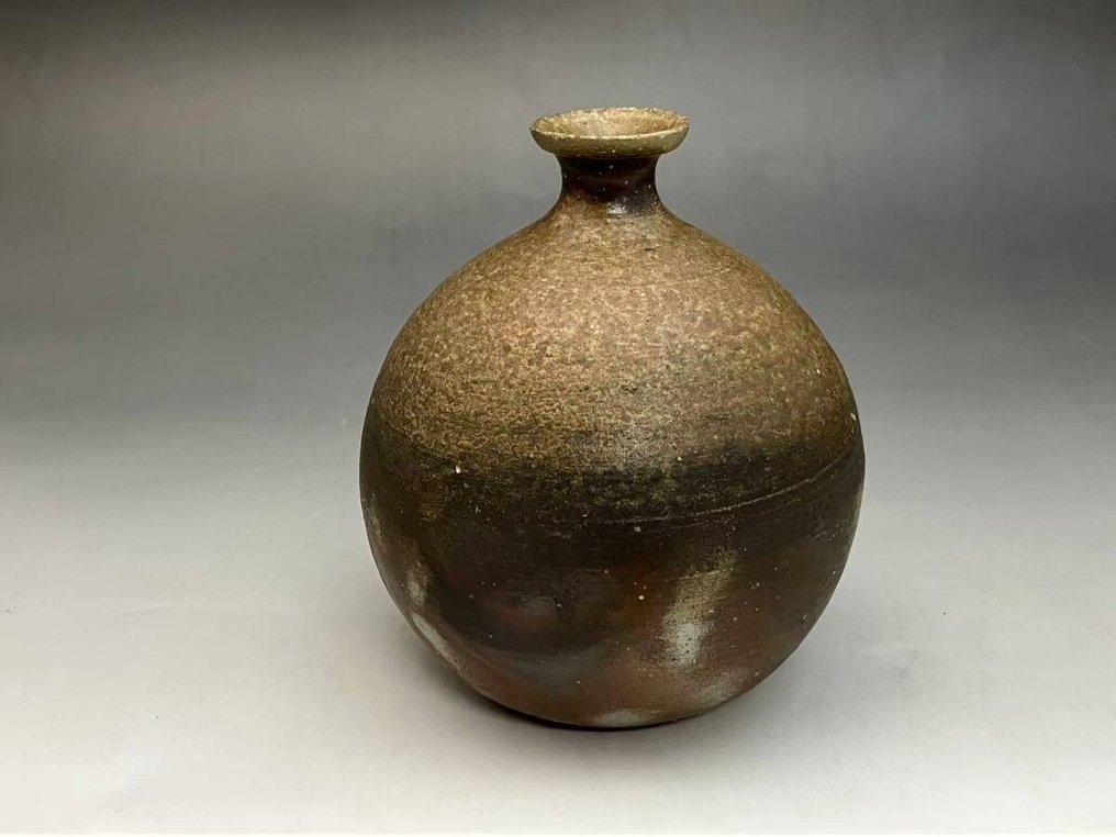 花瓶 - 由Living National Treasure Jun Isezaki创作的备前烧“古柏”花瓶，附带原始签名 - 日本  (没有保留价) #4.3