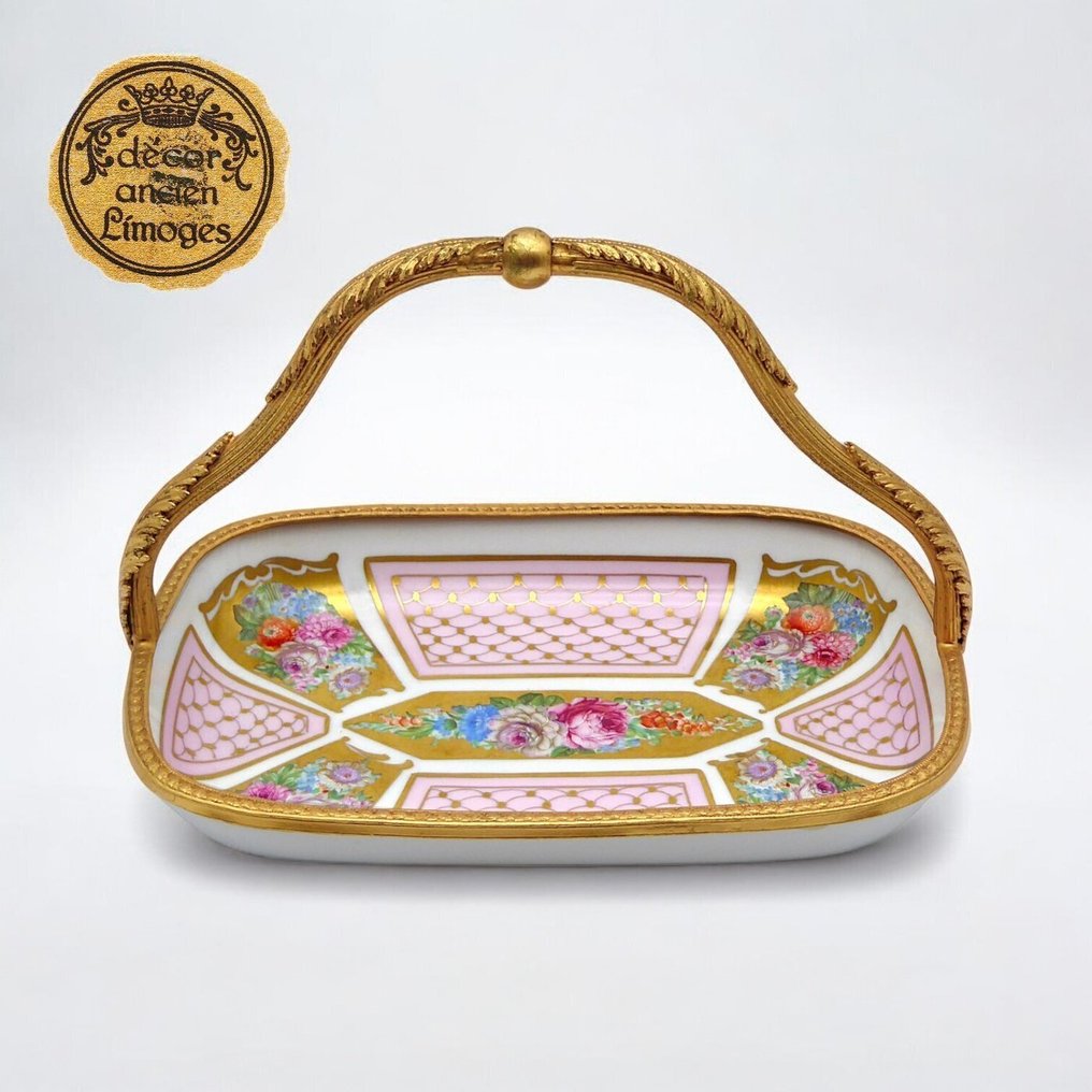 Limoges - Centrepiece - Model 'Hand-painted Biscuit Jar,' with 24K Zecchino Gold details, from the 1970s - Numbered 3331  - Ceramic #3.2