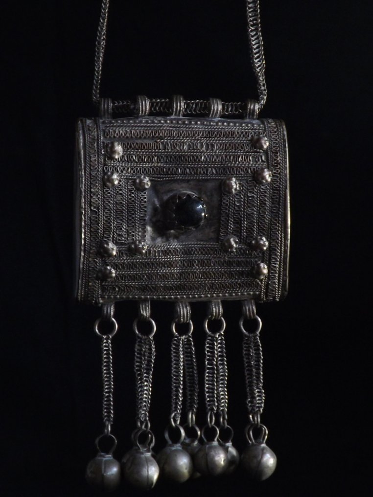 Ασημένιο φυλαχτό με φίγκερα (Ta’wiz / Hirz) με αλυσίδα. - Ασημί - Yέμενη - Early 20th century #2.1