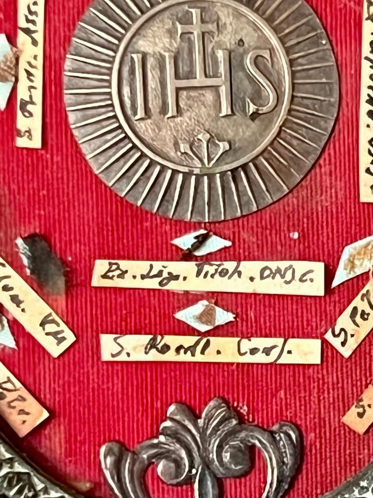  Λειψανοθήκη - Ορείχαλκος, Textile, Γυαλί - 1750-1800 - Από Titulus Crucis του Κυρίου μας Ιησού Χριστού και 17 απολιθώματα  #2.1