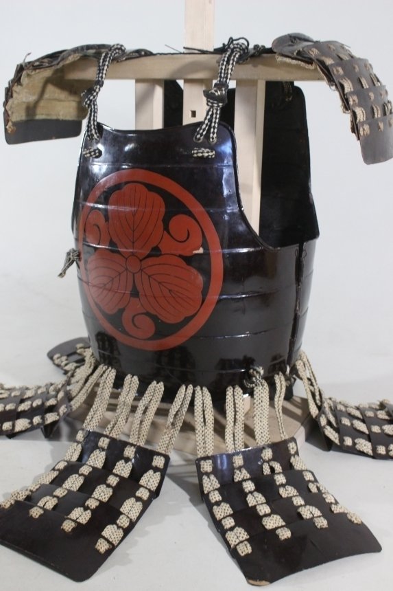 盔甲 - 日本 - Tetsu Kurourushinuri 岡川双板，带红色家族纹章：E3-154 江戶時代（1600-1868） #1.0