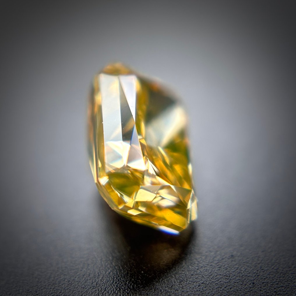 1 pcs 钻石 (天然色彩的) - 0.64 ct - 雷地恩型 - Fancy intense 稍帶棕色的, 稍帶綠色的 黄色 - VS1 轻微内含一级 - 安特卫普宝石检测实验室(ALGT) #2.1