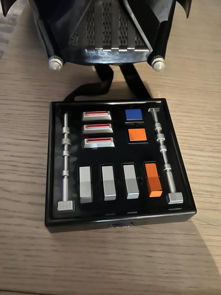 Star Wars - George Lucas - Darth Vader helmet with Sound effects/Voice Transformer (2004) - LucasFilm Ltd. #1.0