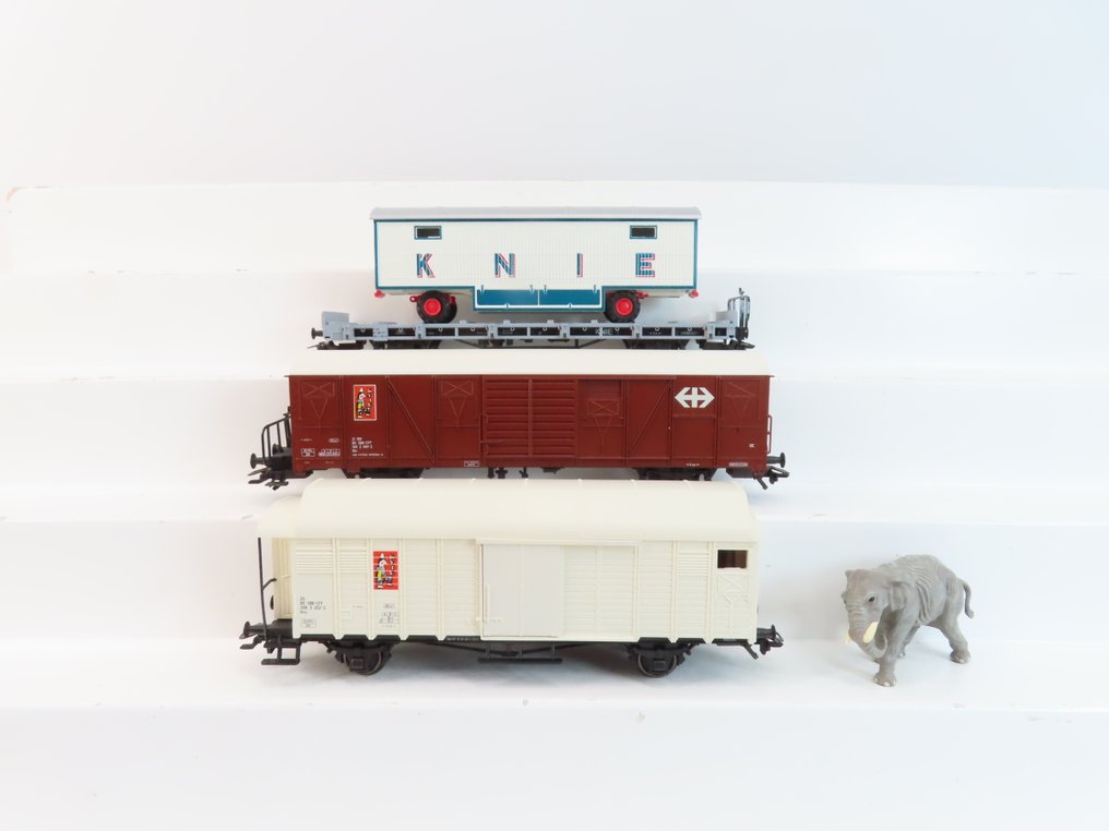 Märklin H0 - Σετ τρένου μοντελισμού μεταφοράς εμπορευμάτων (1) - Σετ τριών τεμαχίων φορτηγών 'Circus Knie' με κλειστό φορτηγό 2 αξόνων και επίπεδο φορτηγό με τσίρκου - SBB-CFF #1.0
