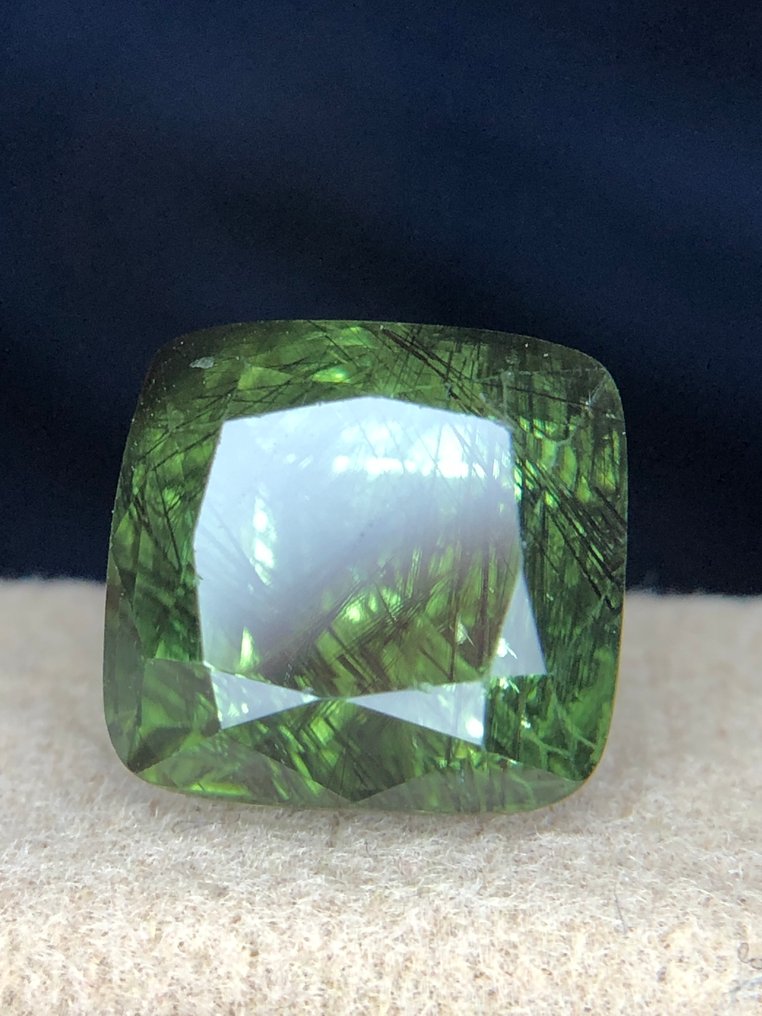 沒有保留價 - 1 pcs  綠色 貴橄欖石  - 7.41 ct - 國際有色寶石協會 (ICA GemLab) - 蜘蛛网橄榄石 #81 #4.3