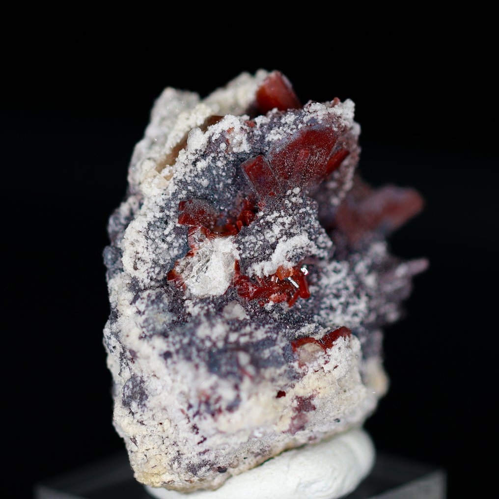 深红色深红色黄玉 • 54.50 克拉 • 富铁辉绿岩基质 • 无底价 - 高度: 30 mm - 宽度: 27 mm- 10.88 g - (1) #4.3