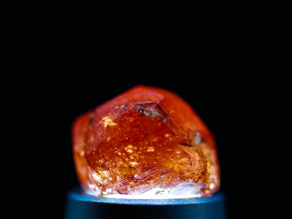 NIRVANA 深红色斯佩萨尔廷宝石 • 炽热的橙色与余烬光辉底色 4.70 克拉 • 博物馆级 - 高度: 7 mm - 宽度: 7 mm- 0.94 g - (1) #3.2
