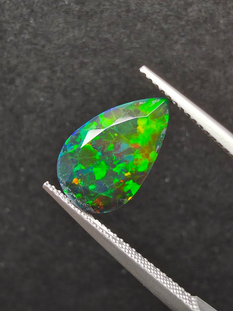 2,77 ct schwarzer Opal facettiert - Höhe: 14.8 mm - Breite: 9.3 mm- 0.55 g #2.1