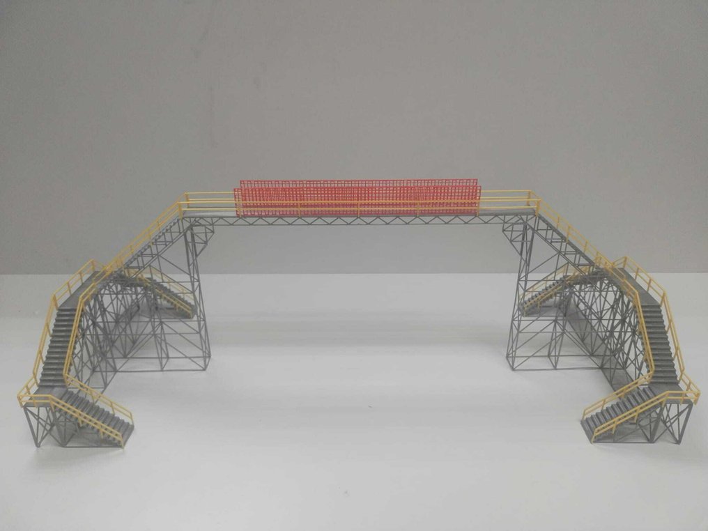 dioramemachete.ro H0 - 模型火車風景 (1) - 塑料模型行人天桥/人行天桥，配有黄色扶手、灰色结构和楼梯，红色 #1.0