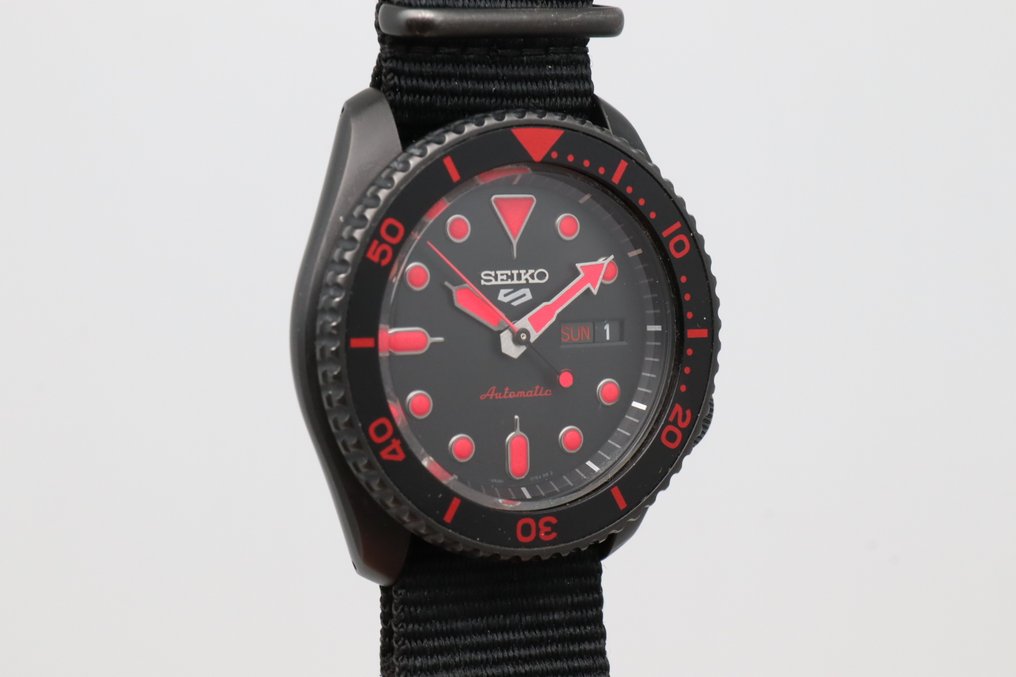 Seiko - Seiko 5 - Ingen reservasjonspris - SRPD83K1 | 4R36-07G0 | "BLACKOUT RED" - Herre - 2010-2020 #1.0