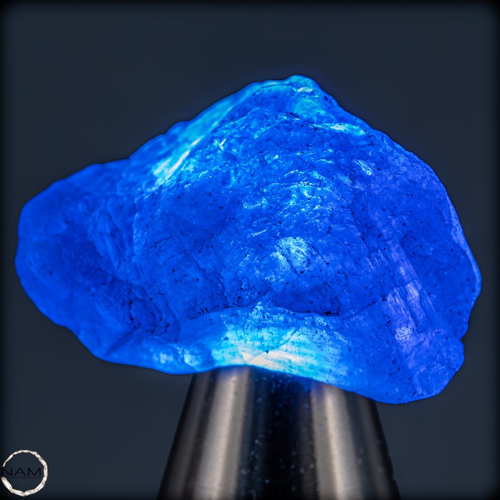 自然的,罕见的蓝宝石 浓郁蓝色原石水晶亮点,具有非凡的光泽度 - 33,70 ct- 6.74 g #1.0
