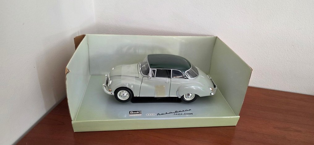 Revell 1:18 - Modelbil - Audi Auto Union 1000 S Coupé #1.0