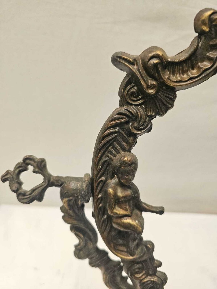 Rahmen- Elegantes antikes Messing im Rococo-Stil mit Putti-Dekor.  - Messing #3.2