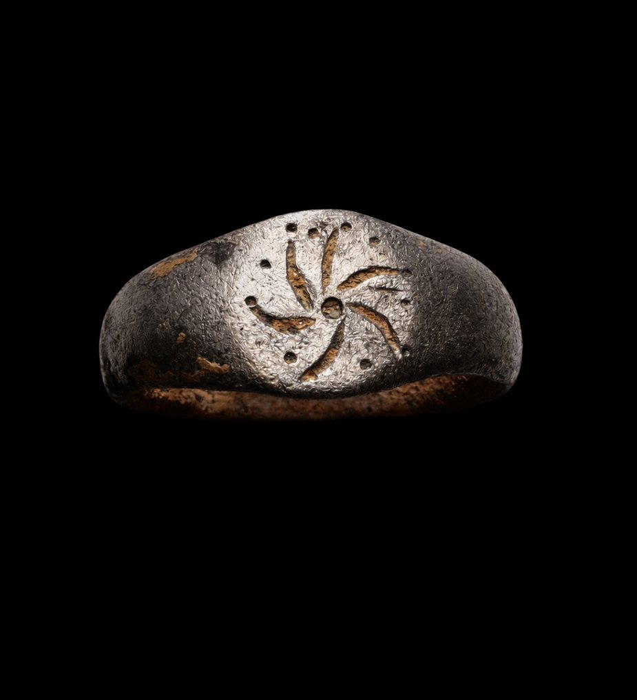 Μεσαιωπή Ευρώπη/Εποχή των Βίκινγκ Ασημί Εξαιρετικά σπάνιο και όμορφο δαχτυλίδι με το μοτίβο του περιστρεφόμενου ήλιου (ηλιακός σπείρα),  (χωρίς τιμή ασφαλείας) #1.0