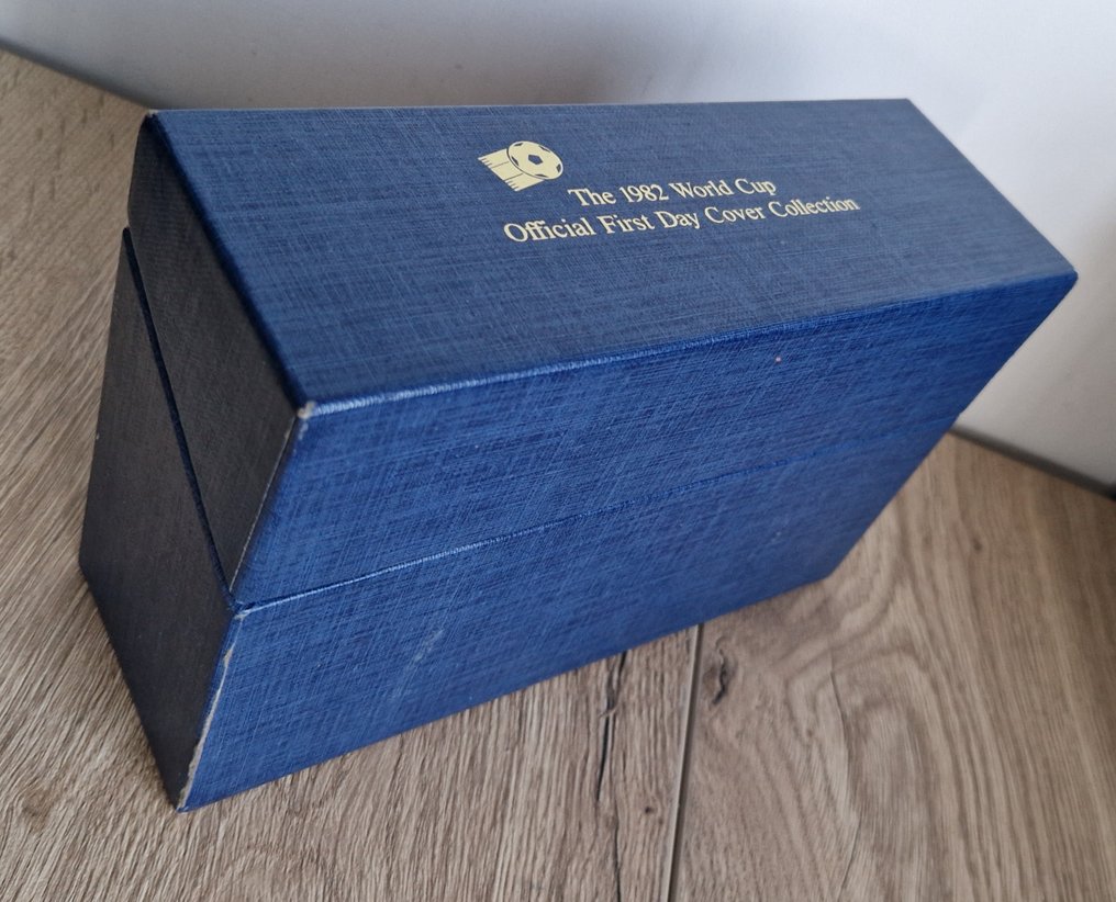 Παγκόσμιο Κύπελλο Ποδοσφαίρου 1982 - Ανέγγιχτη συλλογή FDCs από χώρες σε αλφαβητική σειρά σε ειδική θήκη με εκτύπωση. - Michel #2.1