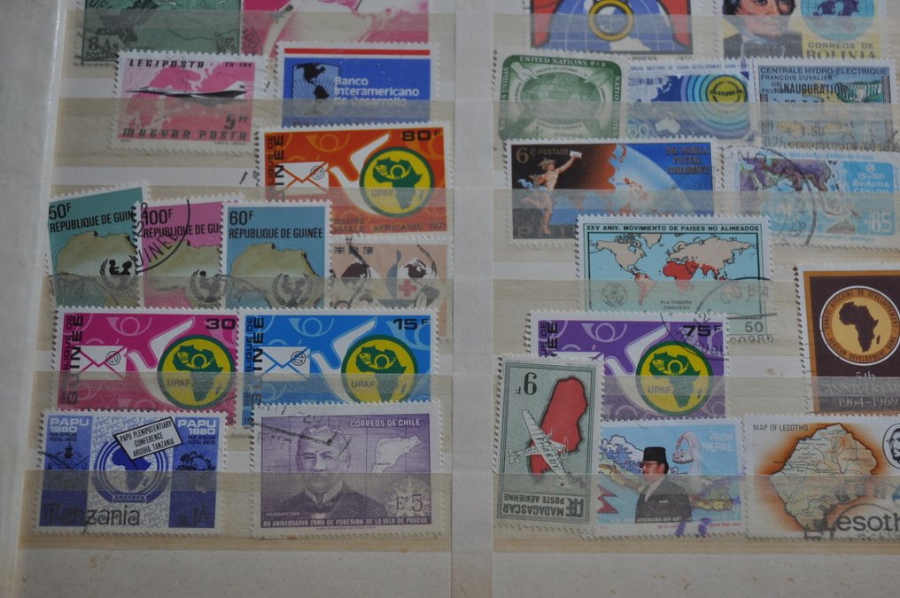 世界  - 查找组，涉及多个国家，放在一堆藏书册中（247 张照片）。 #3.2