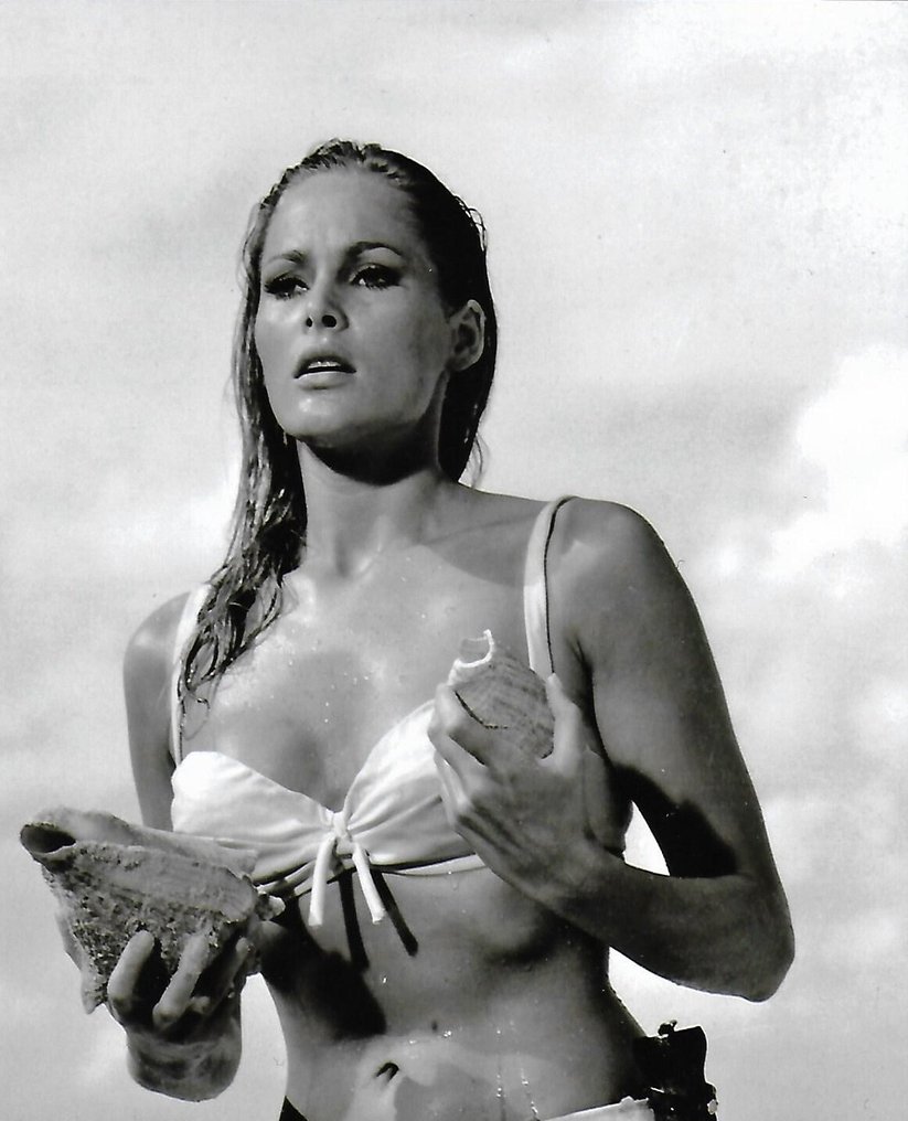 Ursula Andress - Autographed Photo "Honey ryder" in Dr No James Bond 007 with b'bc COA. #1.0