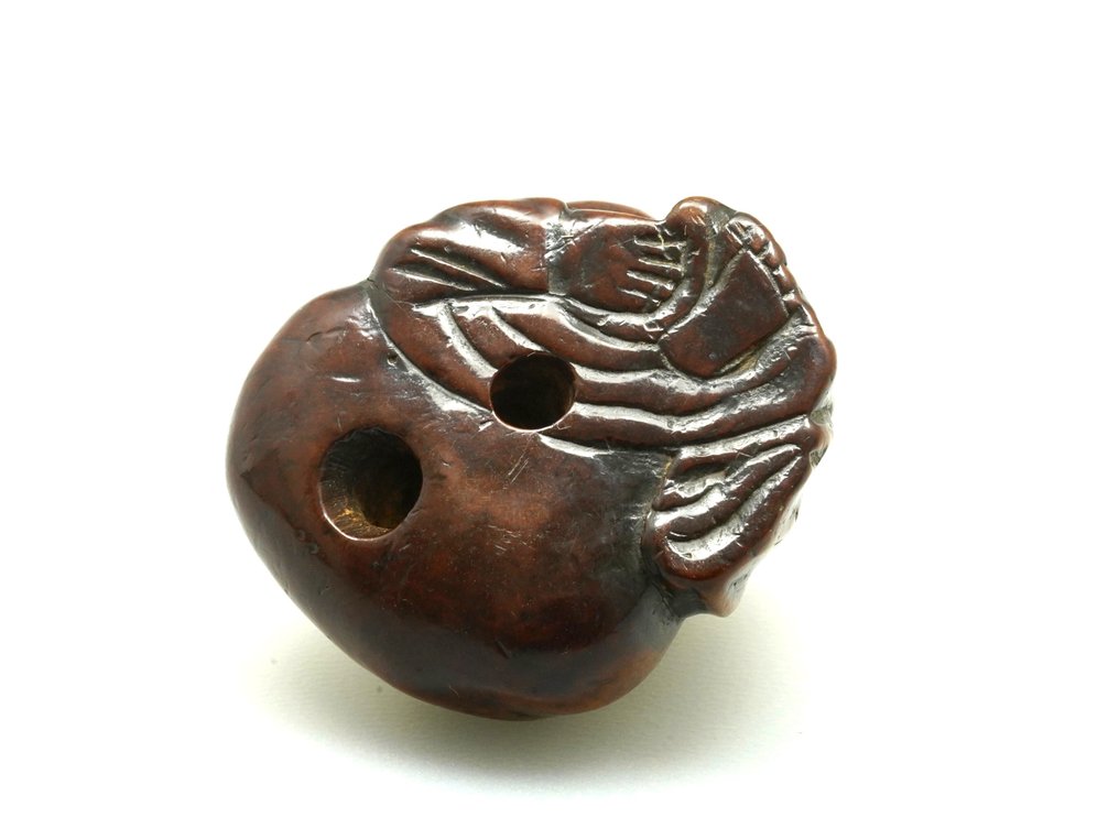 Ένα Νετσούσκε με τον Hotei, που φαίνεται να χαμογελά και κρατά το Ιερό Πετράδι καθώς αναπαύεται πάνω - Ξύλο - Ιαπωνία - Edo Period (1600-1868) #4.3