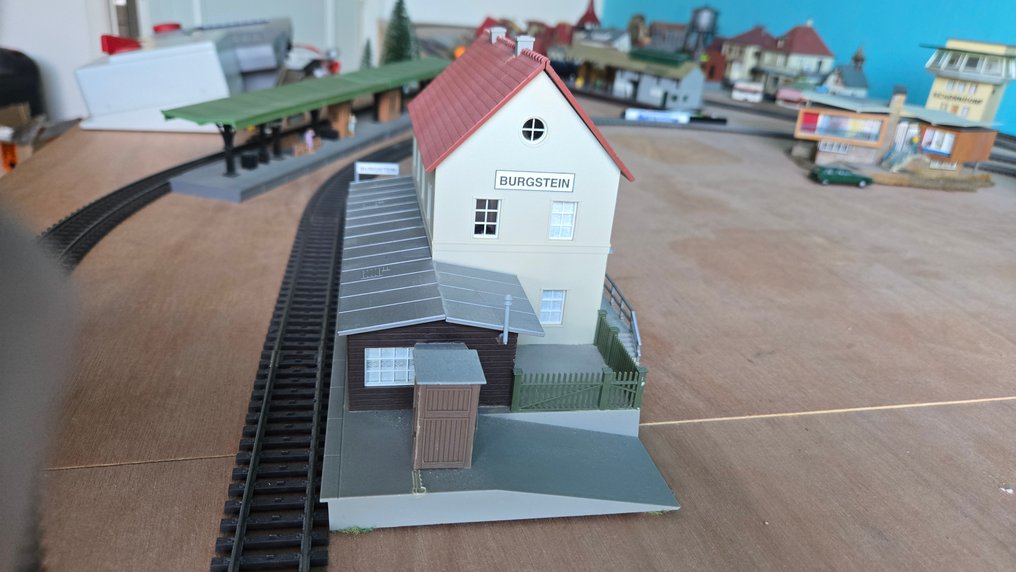 Faller H0 - Edificios de modelismo ferroviario (3) - Andén de tren de vapor con edificio de la estación y plataformas. #2.1