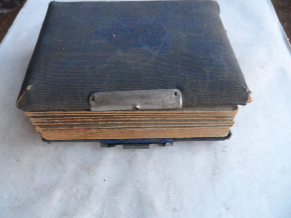 Valokuva-albumi - Album met 14 kartonnen bladen is 28 pagina's met 22 kleine kabinetfoto's van allerlei personen o.a. - 1880 #3.2